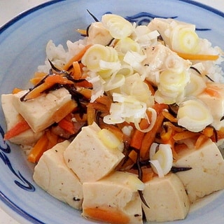 ひじきの煮物の残りで★ひじきと豆腐の丼